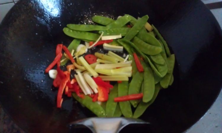 虫草花炒滑鸡步骤6
