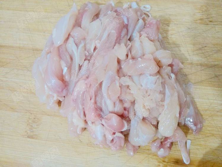 口蘑炒鸡腿肉步骤3