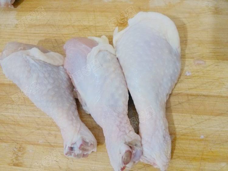 口蘑炒鸡腿肉步骤1