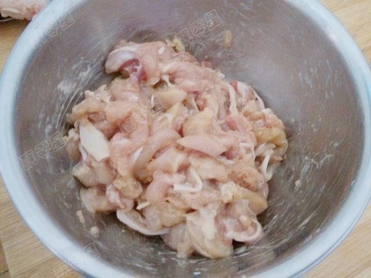 口蘑炒鸡腿肉步骤4