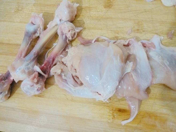 口蘑炒鸡腿肉步骤2