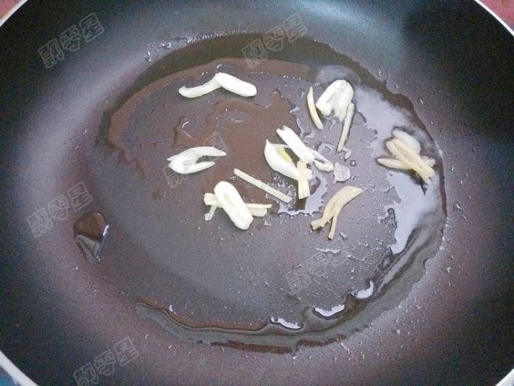 口蘑炒鸡腿肉步骤8