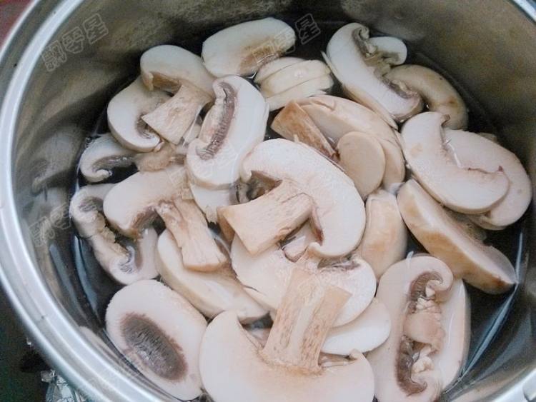 口蘑炒鸡腿肉步骤7