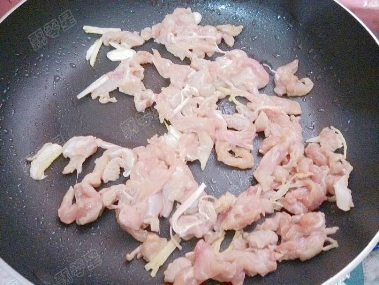 口蘑炒鸡腿肉步骤9