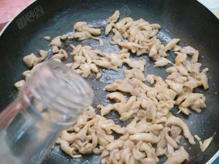 口蘑炒鸡腿肉步骤10