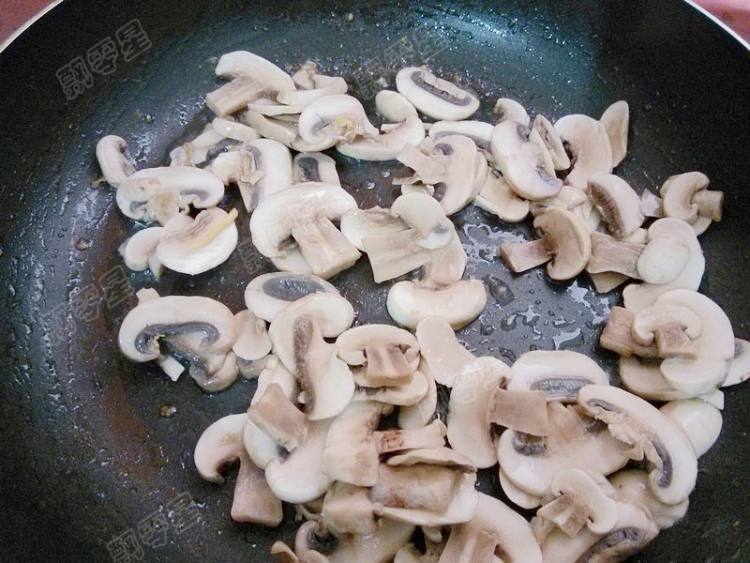 口蘑炒鸡腿肉步骤11