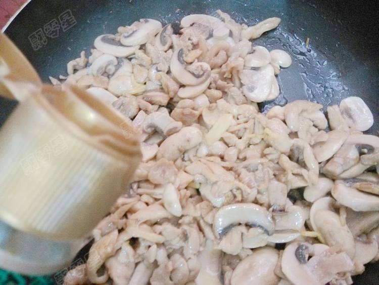 口蘑炒鸡腿肉步骤13