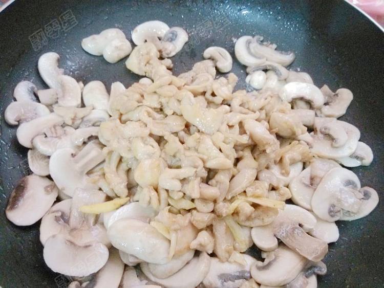 口蘑炒鸡腿肉步骤12