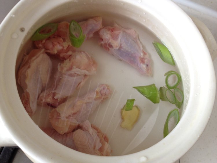 莴笋叶鲜笋香菇鸡汤步骤2