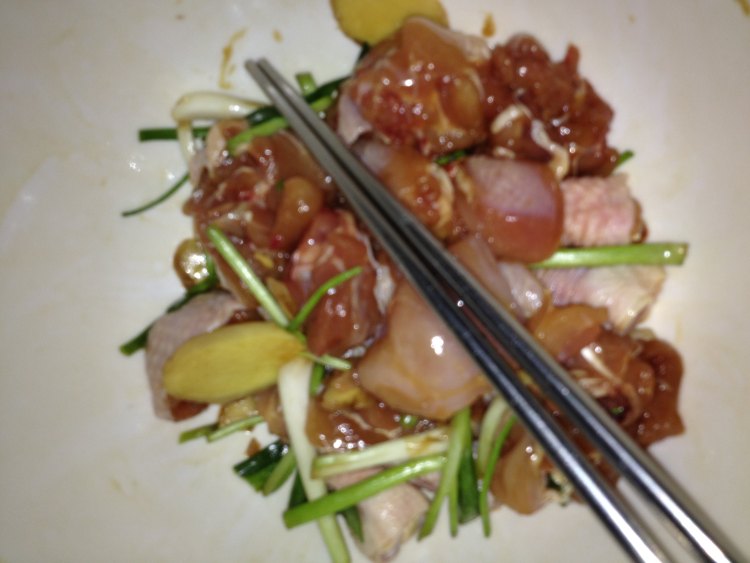 豆皮烧鸡腿土豆步骤1