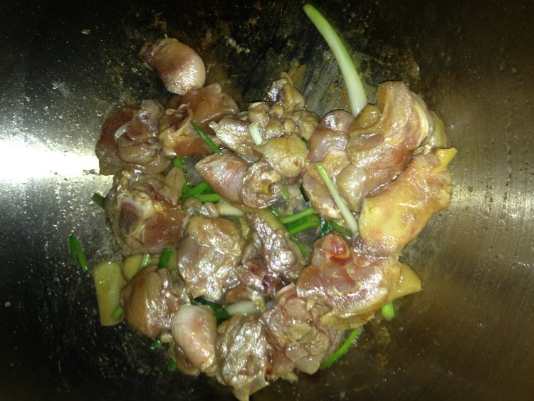 豆皮烧鸡腿土豆步骤3