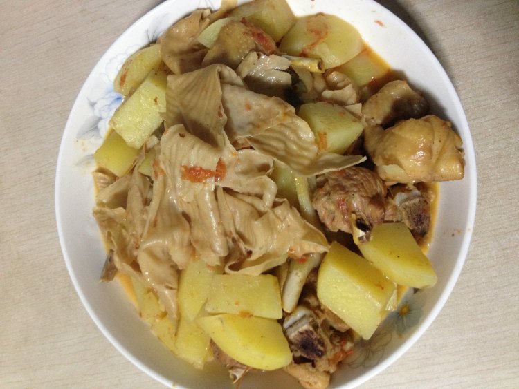 豆皮烧鸡腿土豆步骤7