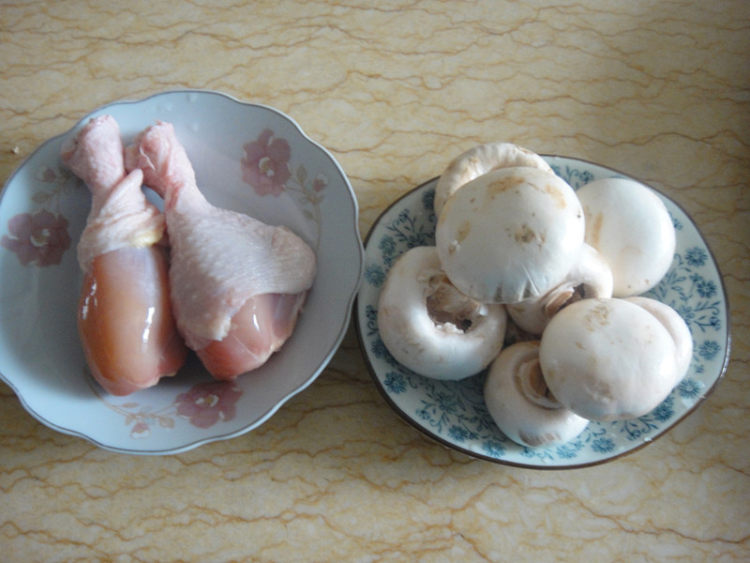 蒜蓉酱蘑菇鸡丁步骤1