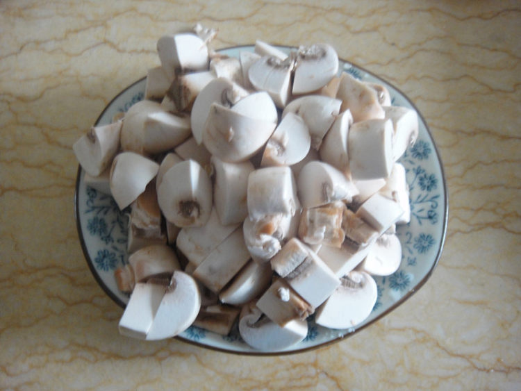 蒜蓉酱蘑菇鸡丁步骤3