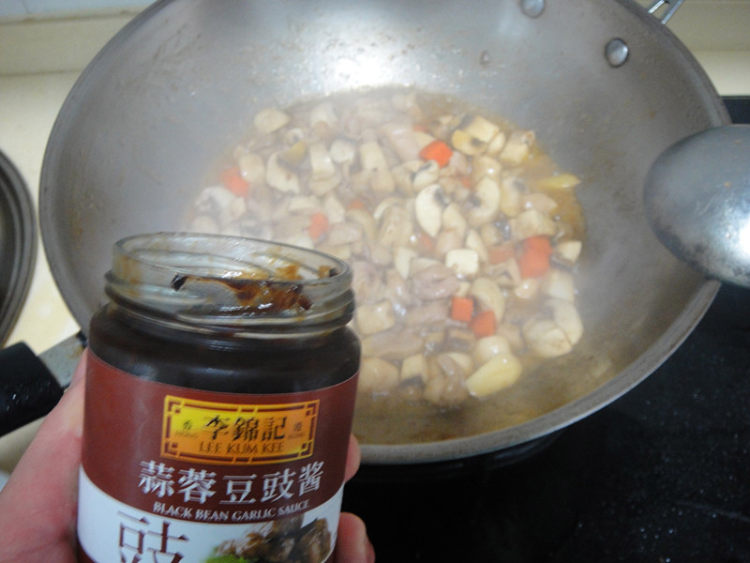 蒜蓉酱蘑菇鸡丁步骤11