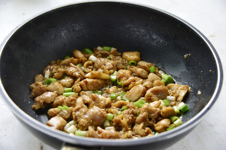 炒鸡黄米饭步骤7