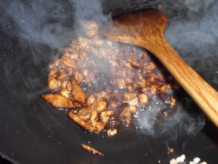 鸡腿肉香菇炒饭步骤4