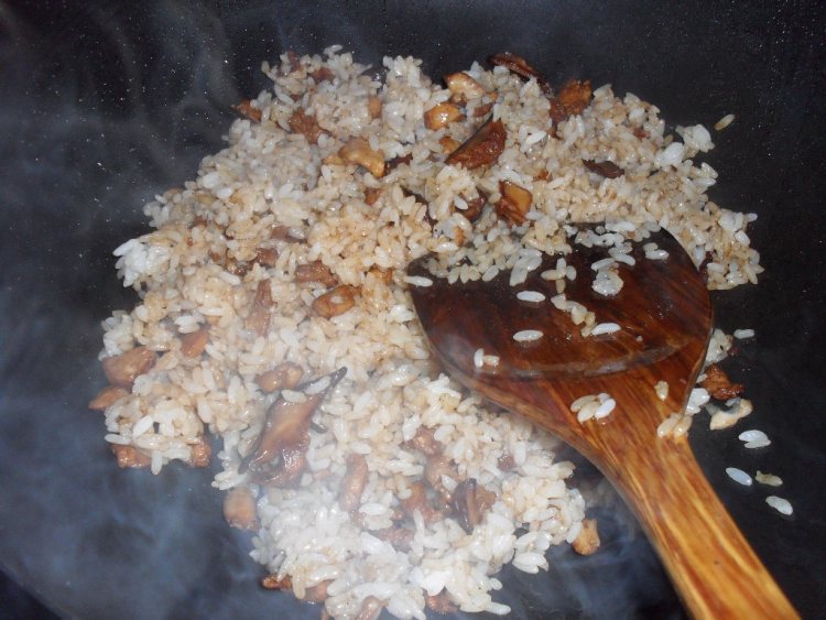 鸡腿肉香菇炒饭步骤5