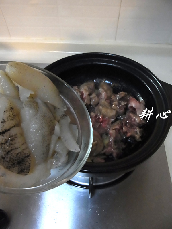 海参鸡腿煲步骤8