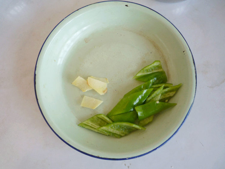 菠萝鸡块步骤2