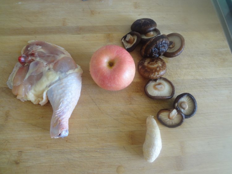 鸡腿炖苹果蘑菇步骤1
