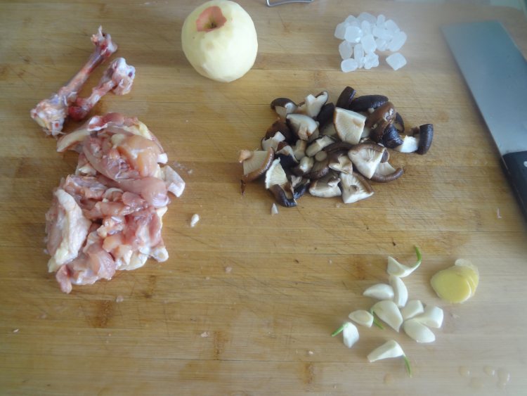 鸡腿炖苹果蘑菇步骤2