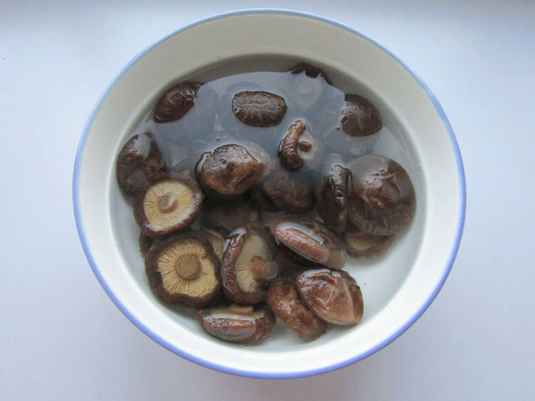 香菇粉条鸡腿煲步骤2