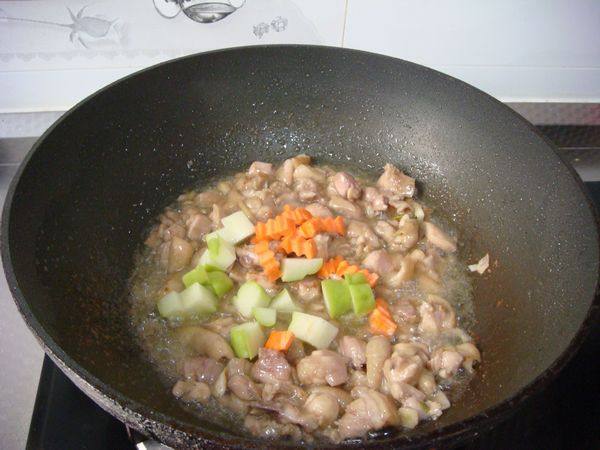 桃仁鸡丁步骤5