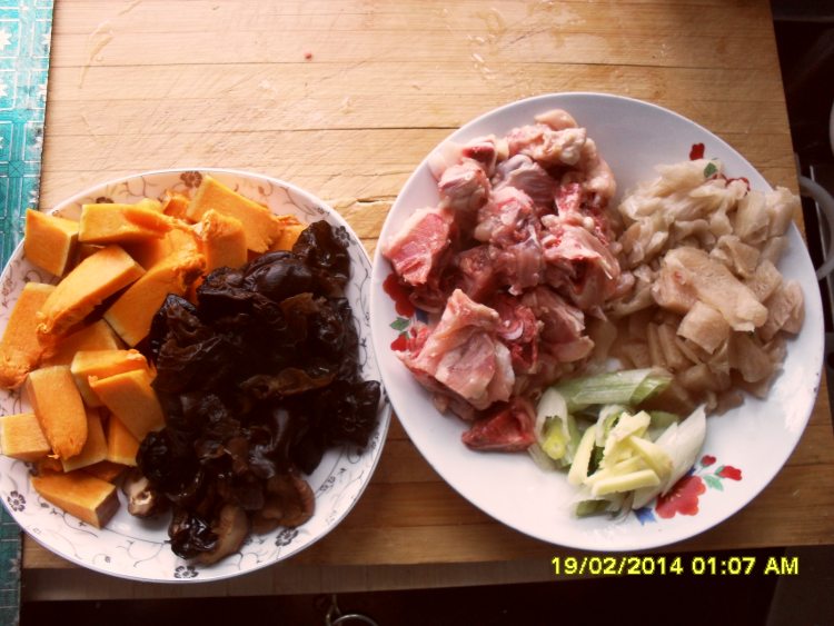 南瓜烧鸡块步骤1