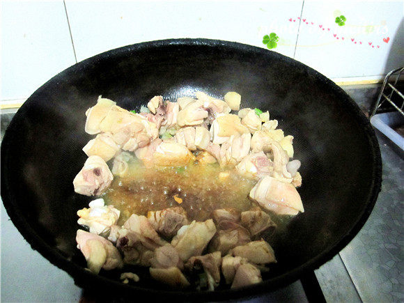 鸡腿洋葱煲饭步骤6