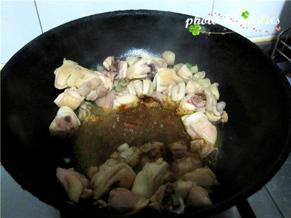 鸡腿洋葱煲饭步骤7