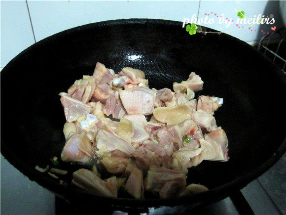鸡腿洋葱煲饭步骤5