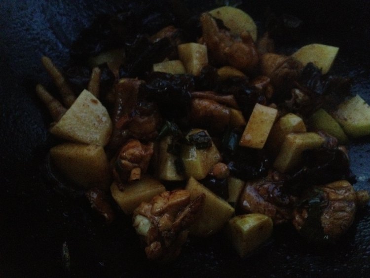 土豆木耳烧鸡块步骤7