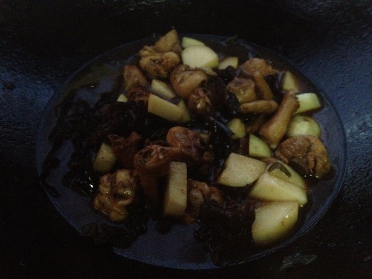 土豆木耳烧鸡块步骤8