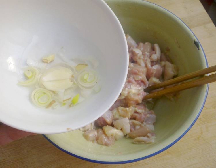 蒜香鸡丁步骤4