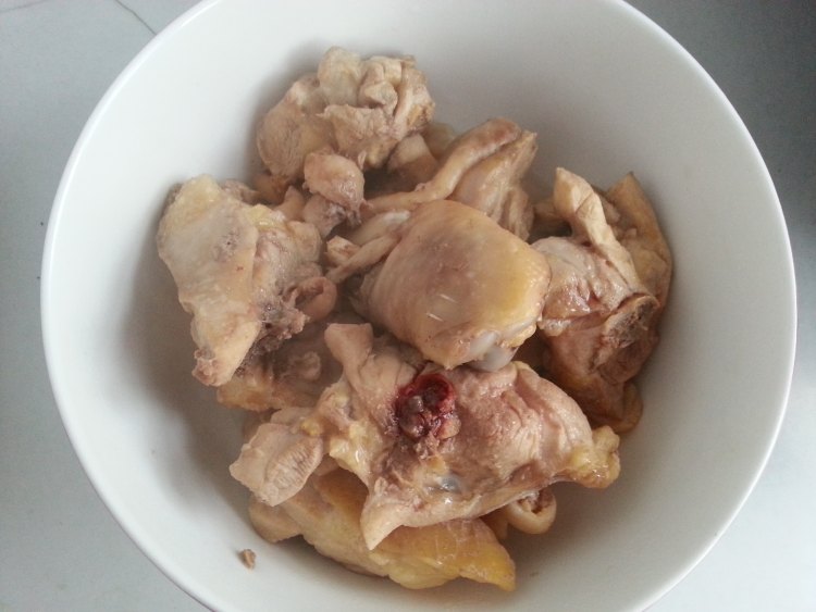 红蘑炖鸡肉步骤1
