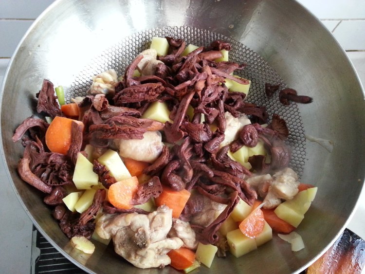 红蘑炖鸡肉步骤10