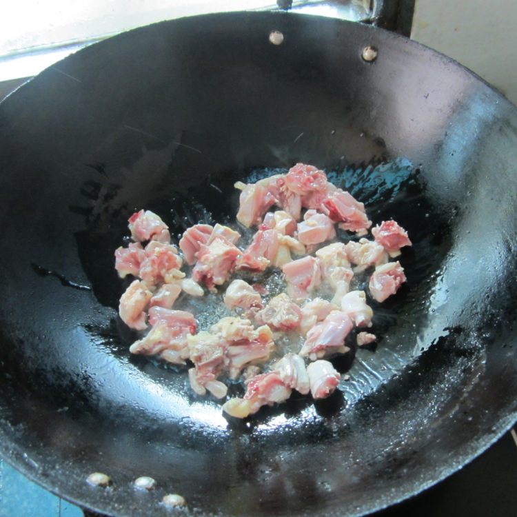 地瓜丁炒鸡腿步骤3