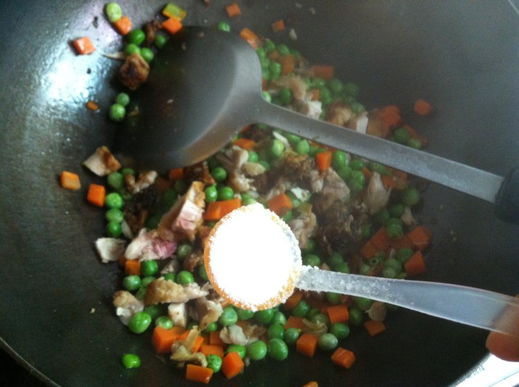 胡萝卜青豆炒鸡腿步骤9