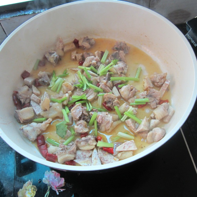 芹菜香芋炒鸡腿步骤8