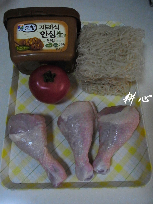 鸡腿大酱粉汤步骤1