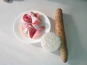 山药鸡腿粥步骤1