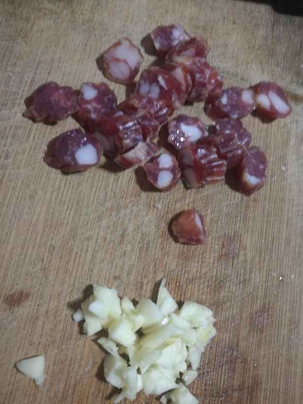 腊肠鸡蛋炒饭步骤1