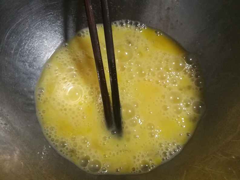 腊肠鸡蛋炒饭步骤2