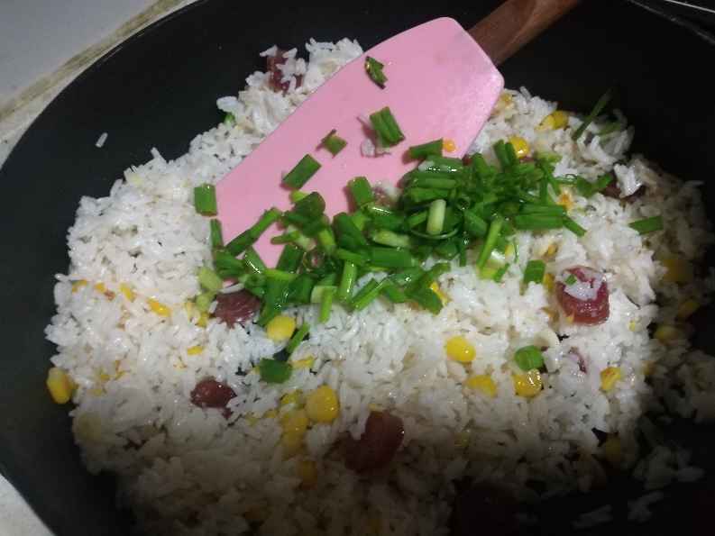 腊肠鸡蛋炒饭步骤6