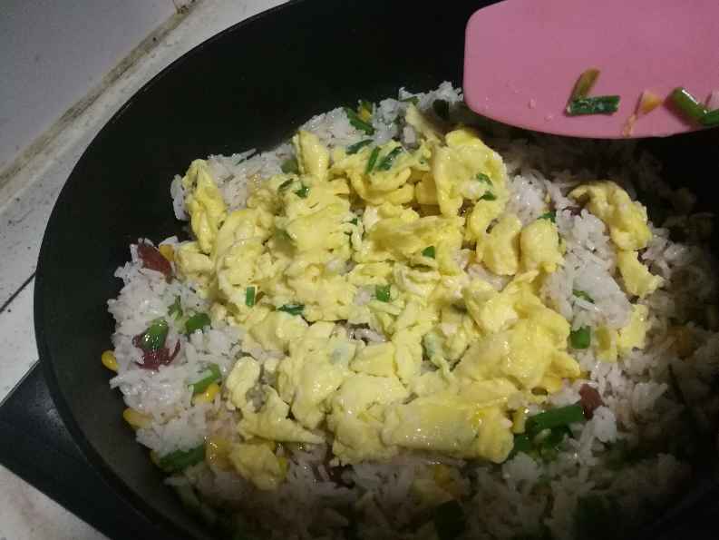 腊肠鸡蛋炒饭步骤7