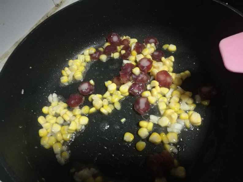 腊肠鸡蛋炒饭步骤4