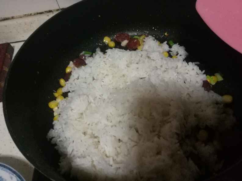 腊肠鸡蛋炒饭步骤5