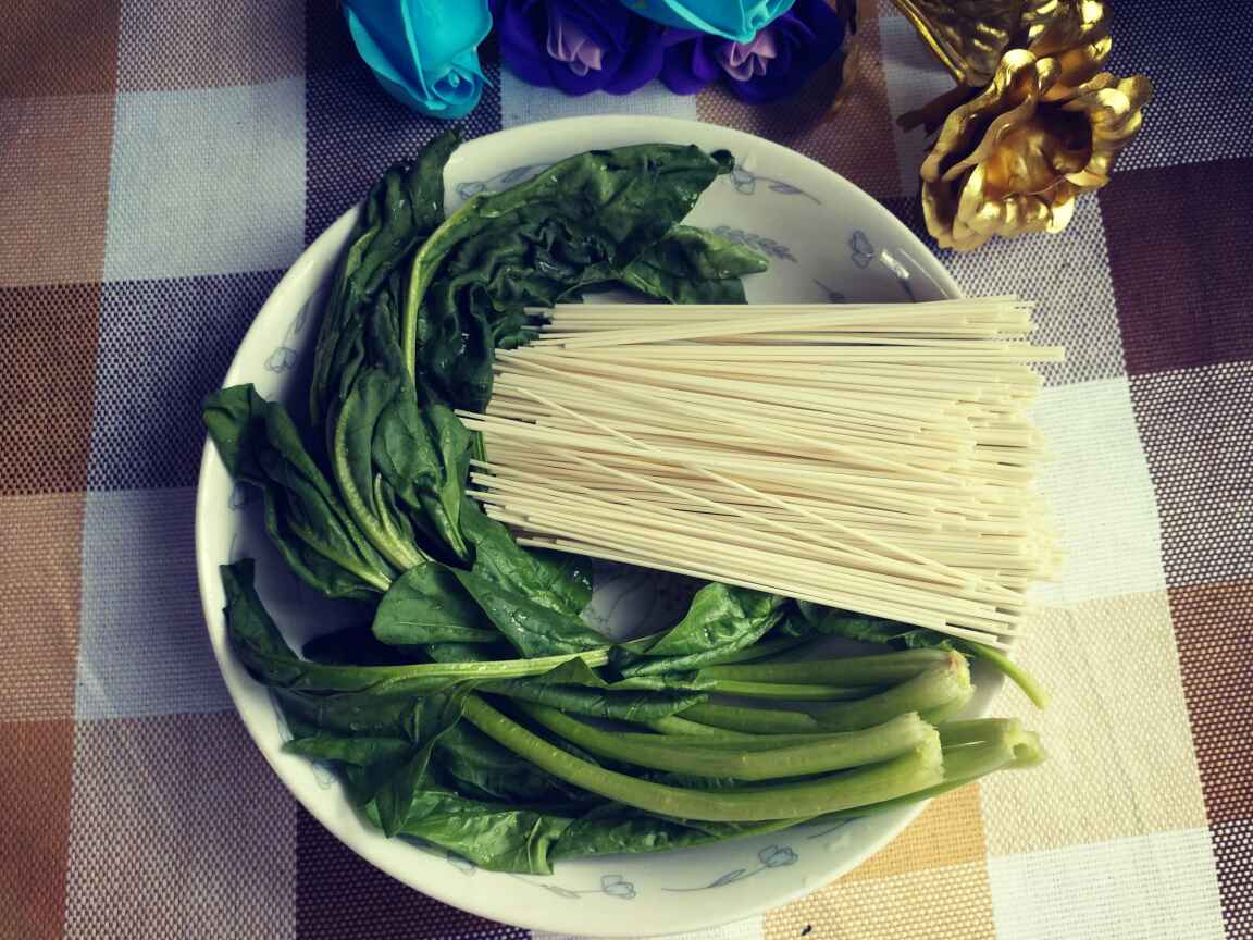 鲜虾菠菜浓汤面步骤2