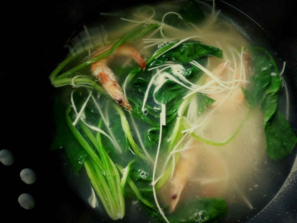 鲜虾菠菜浓汤面步骤5